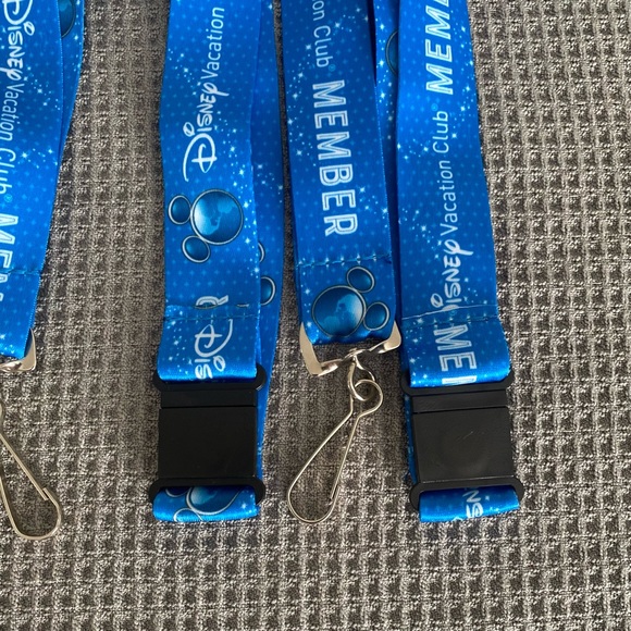 NEW- Disney Vacation Club Goodies Bundle - Lanyards, Pop Sockets, Luggagae Tag - Picture 2 of 7